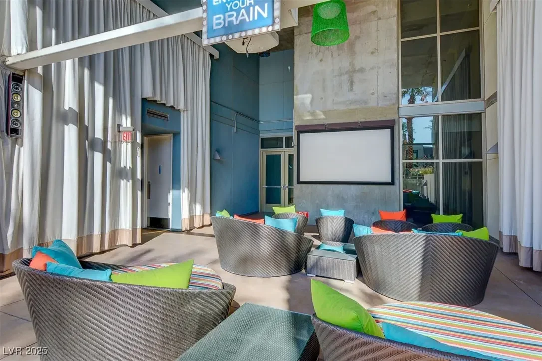 JUHL Lounge with panoramic city views and modern seating